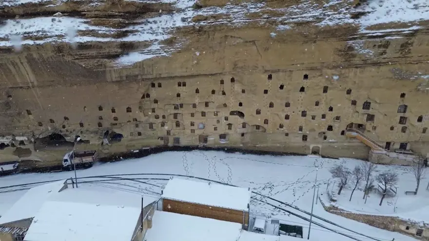 Atatürk'ün atalarının bu köyden geldiğine inanılıyor. En az bin yıllık oyuklar var 2