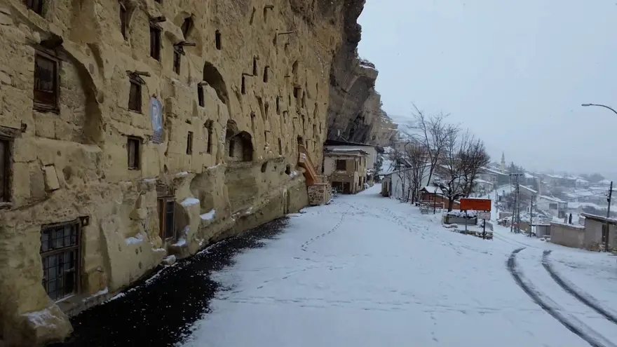 Atatürk'ün atalarının bu köyden geldiğine inanılıyor. En az bin yıllık oyuklar var 3