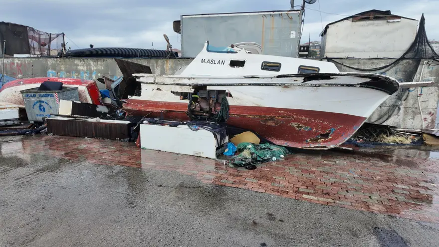 İstanbul'da lodos kabusu. Ağaçlar ve tekneler devrildi, dev dalgalar sahilleri dövdü 3