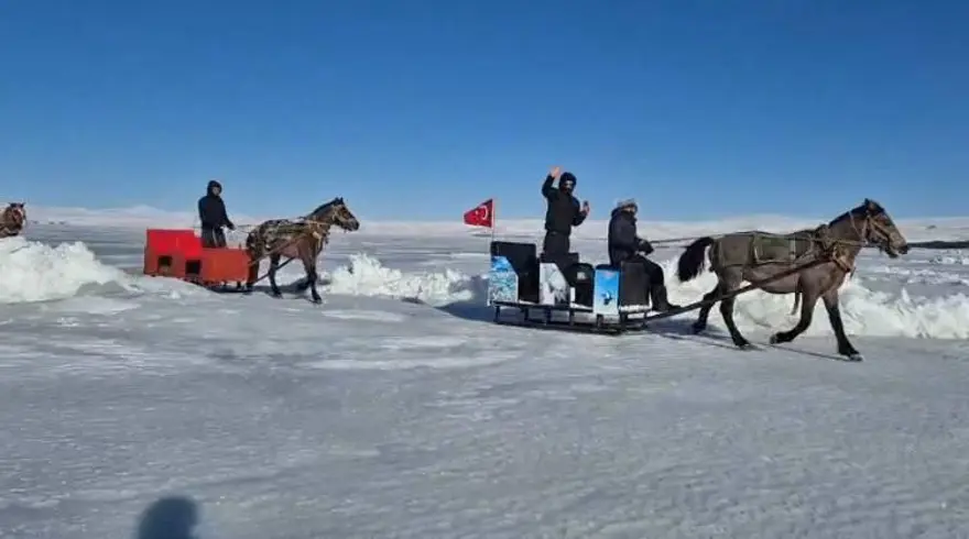 Eksi 30 dereceyle Çıldır Gölü'nün tamamı buz tuttu 1
