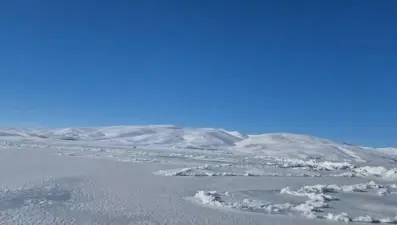 Eksi 30 dereceyle Çıldır Gölü'nün tamamı buz tuttu