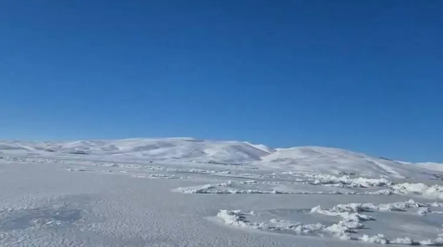 Eksi 30 dereceyle Çıldır Gölü'nün tamamı buz tuttu 