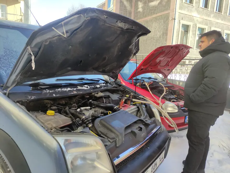 Eksi 30 dereceyle Çıldır Gölü'nün tamamı buz tuttu 3