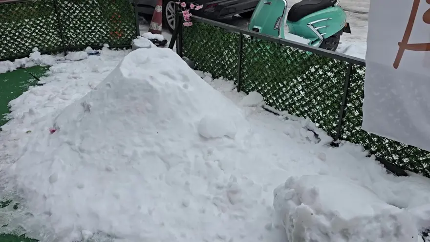 Kardan adamı dövdüler. "Bana çarptı" deyince arkadaşı tekme tokat parçaladı 1 Kardan adamı dövdüler. "Bana çarptı" deyince arkadaşı tekme tokat parçaladı 1
