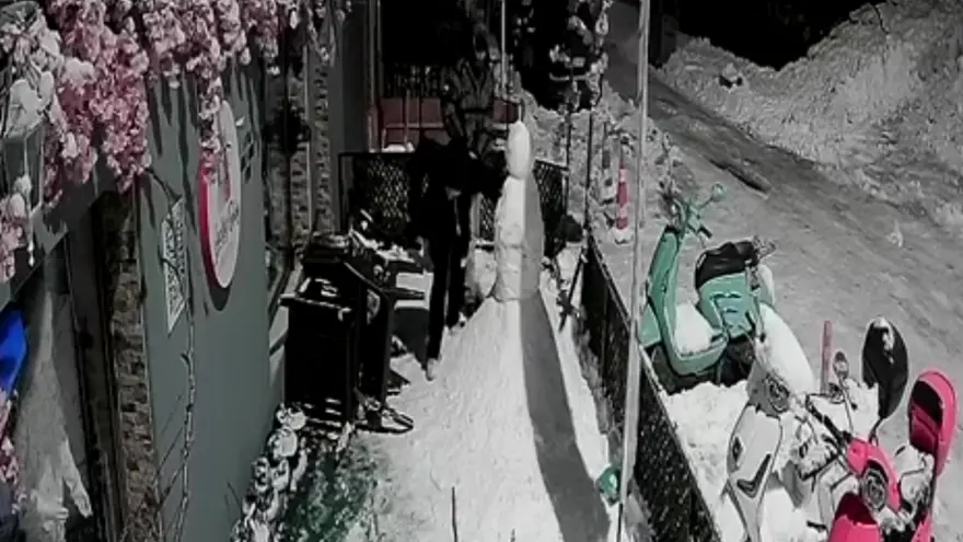 Kardan adamı dövdüler. "Bana çarptı" deyince arkadaşı tekme tokat parçaladı 2 Kardan adamı dövdüler. "Bana çarptı" deyince arkadaşı tekme tokat parçaladı 2