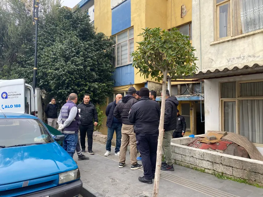 Antalya'da kan donduran cinayet. Cinnet geçirip eşinin ve kızının boğazını kesti 1 Antalya'da kan donduran cinayet. Cinnet geçirip eşinin ve kızının boğazını kesti 1