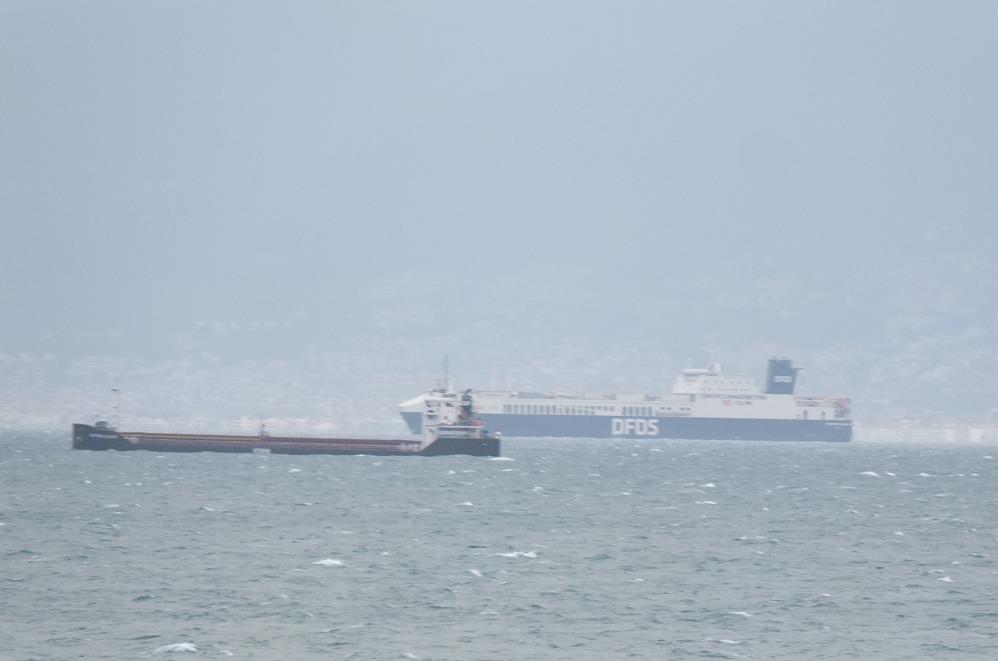 Kuzey Ege'de fırtına. Gemiler Edremit'e sığındı

