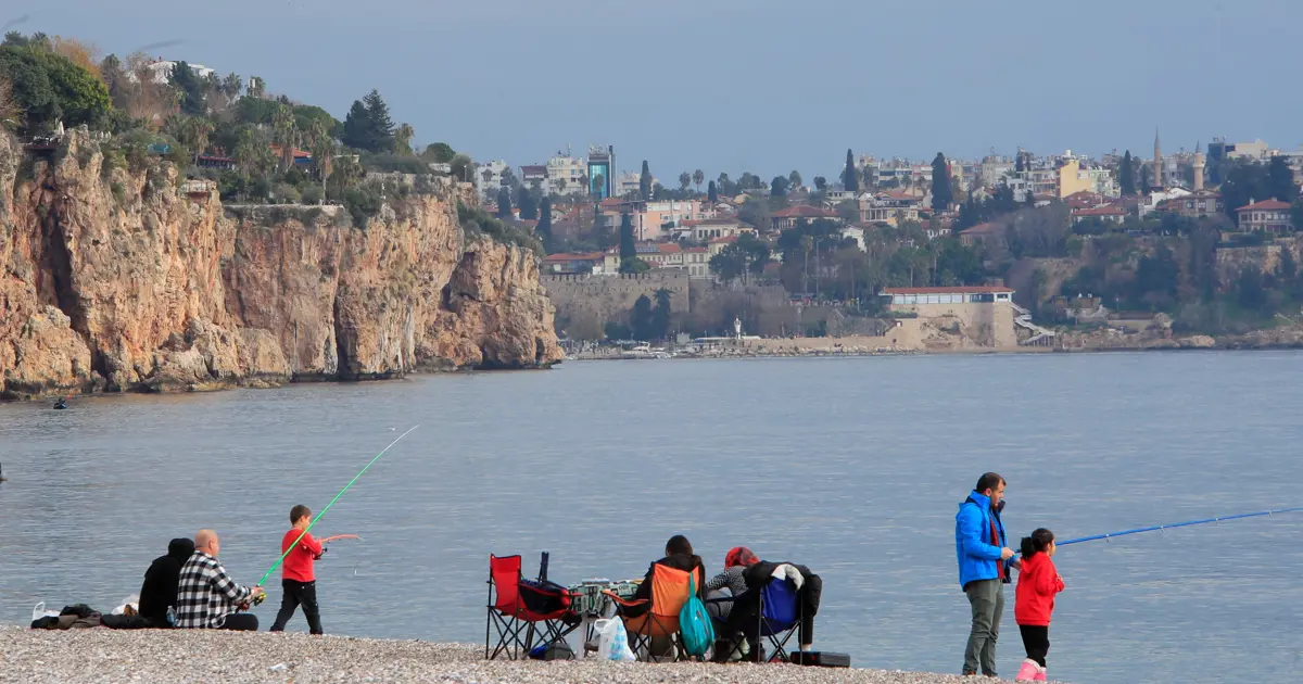 Doğu'yu kar kaplarken Antalya'yı bahar havası sardı