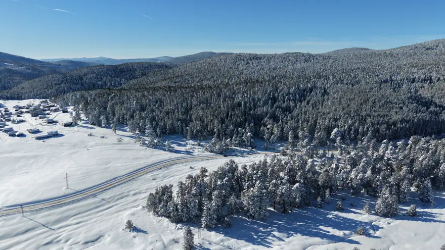 14 köyün yaylası bir arada bulunuyor. Beyaz örtüyle kaplandı 2