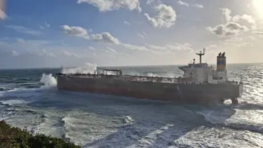 Bozcaada'da petrol tankeri fırtına nedeniyle karaya oturdu