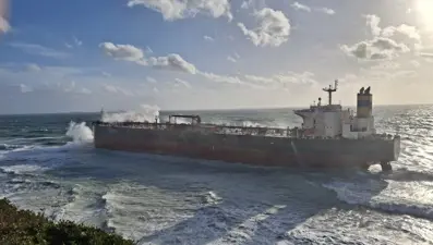 Bozcaada'da petrol tankeri fırtına nedeniyle karaya oturdu