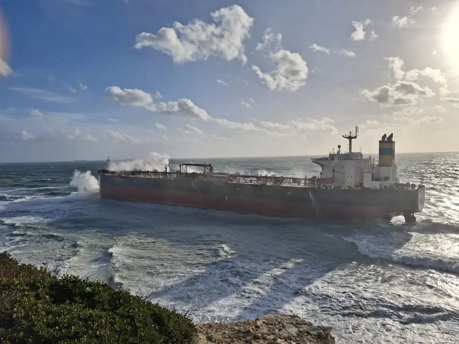 Bozcaada'da petrol tankeri fırtına nedeniyle karaya oturdu