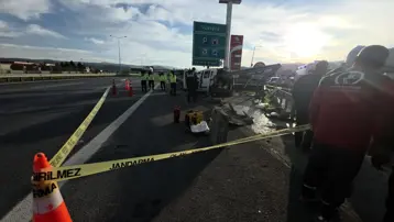 Otoyolda feci kaza. Bariyere ok gibi saplandı, iki kişi öldü