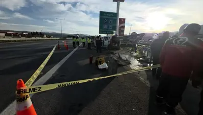 Otoyolda feci kaza. Bariyere ok gibi saplandı, iki kişi öldü