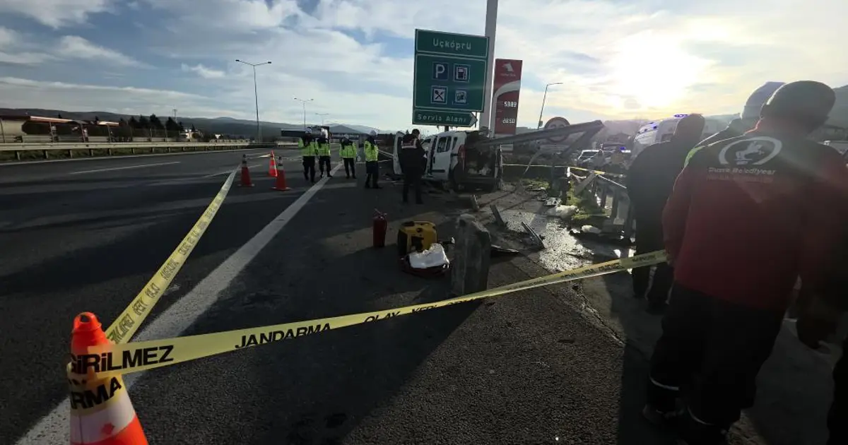Otoyolda feci kaza. Bariyere ok gibi saplandı, iki kişi öldü