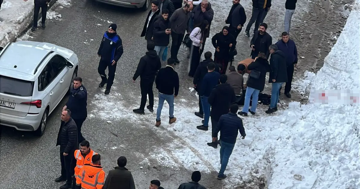 Çatıdan düşen kar kütlesi altında kalan genç kadın öldü