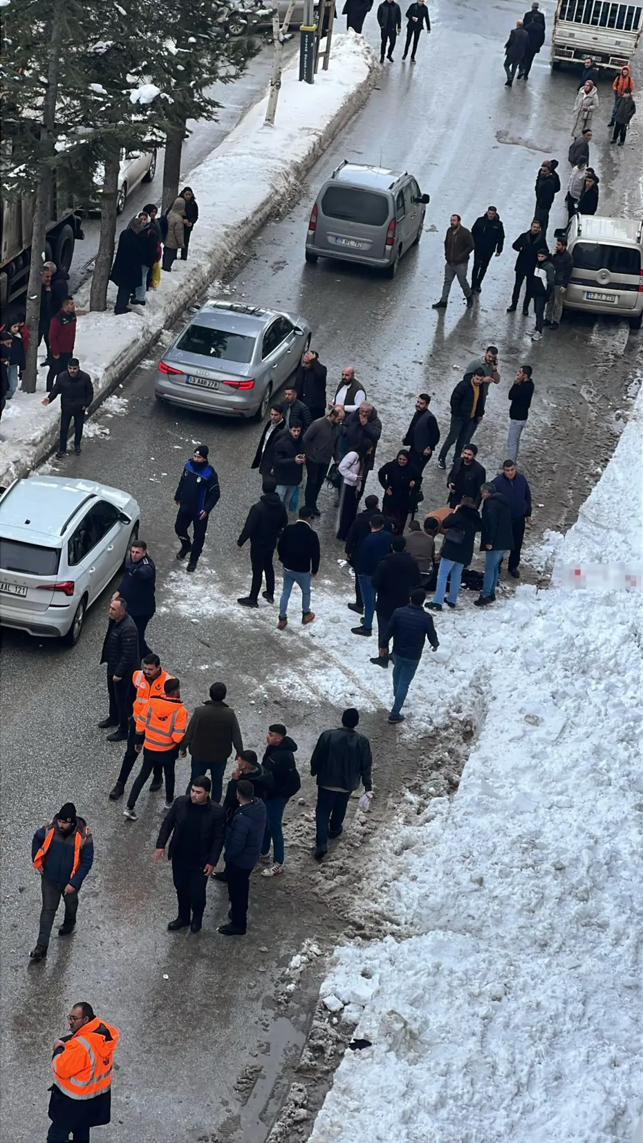 Çatıdan düşen kar kütlesi altında kalan genç kadın öldü