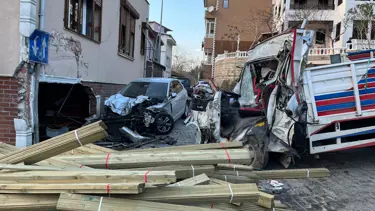 Beykoz'da feci kaza. Kamyon dükkana daldı, 2 kişi hayatını kaybetti