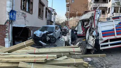 Beykoz'da feci kaza. Kamyon dükkana daldı, 2 kişi hayatını kaybetti