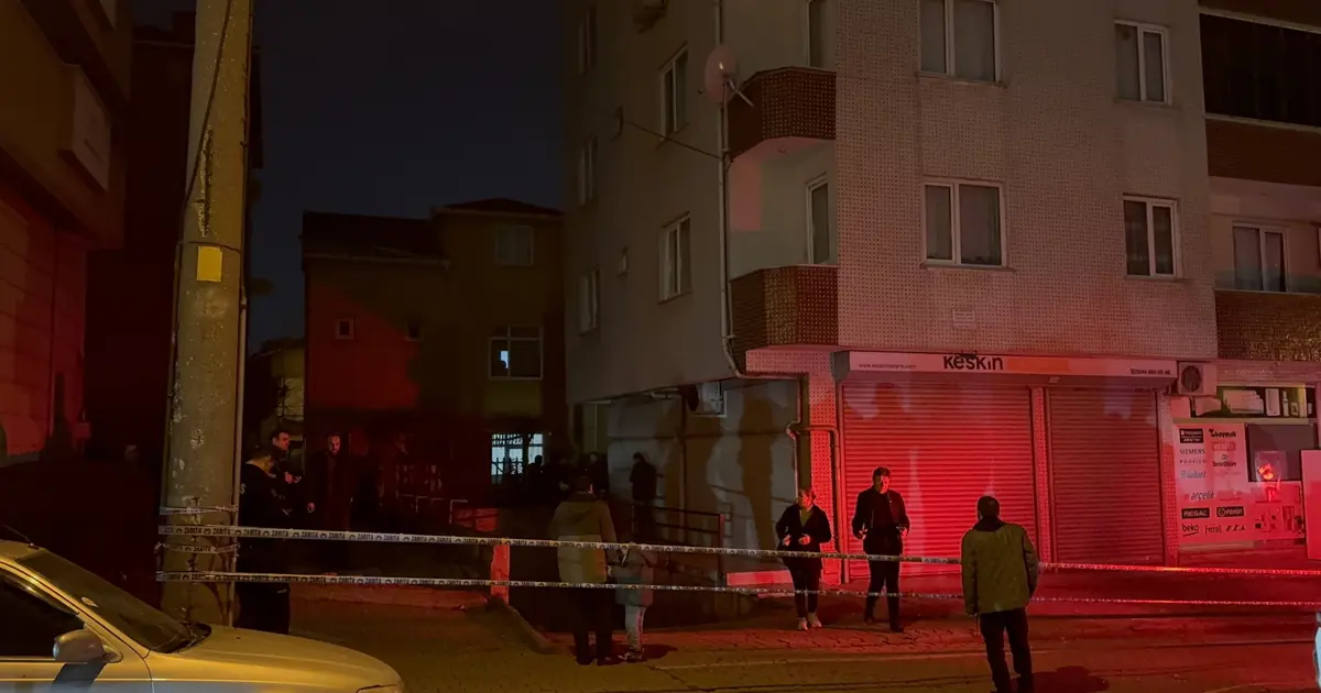 Gebze'de girişinde çukur oluşan 5 katlı bina boşaltıldı