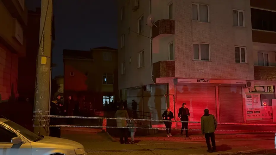 Gebze'de girişinde çukur oluşan 5 katlı bina boşaltıldı