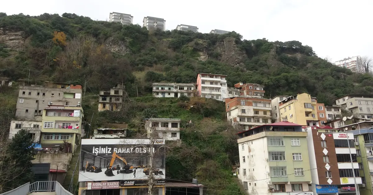 Trabzon'da 17 yıldır ölümün kıyısında yaşıyorlar. Mahalleye "3 boyutlu" müdahale edilecek