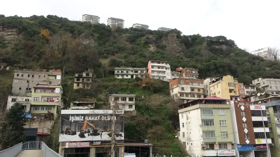Trabzon'da 17 yıldır ölümün kıyısında yaşıyorlar. Mahalleye 