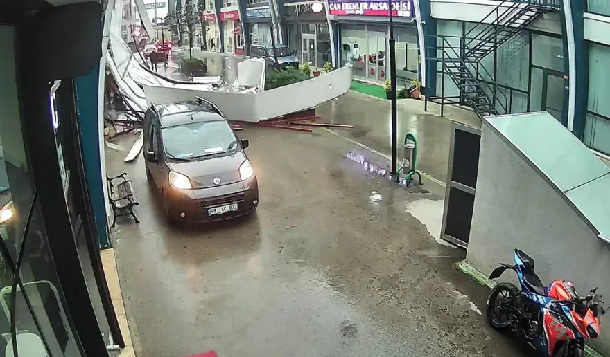 AVCILAR'DA İŞ YERİNİN ÇATISI UÇTU 2