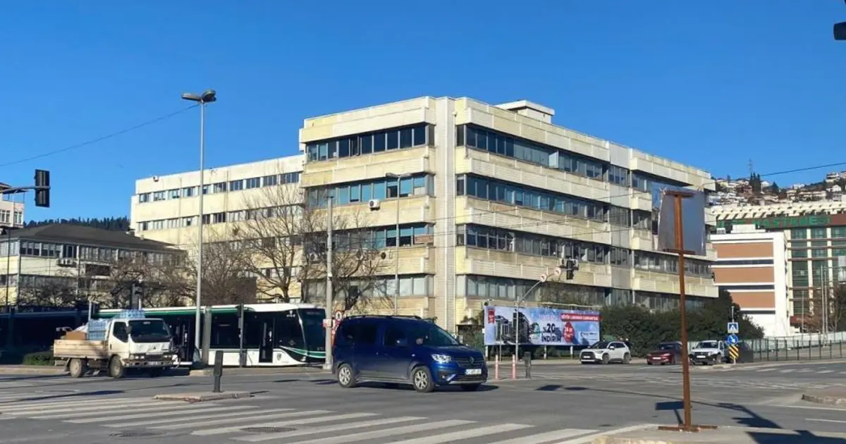 Duvarlarındaki çatlaklar sosyal medyada paylaşılmıştı. Fakülte binası mühürlendi