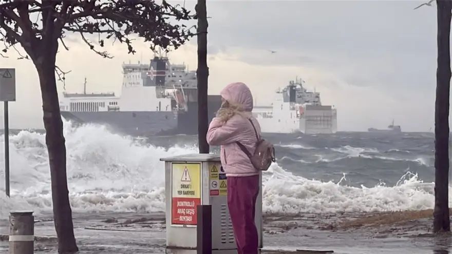 YENİKAPI SAHİLİNDE DENİZ KARAYLA BİRLEŞTİ 8