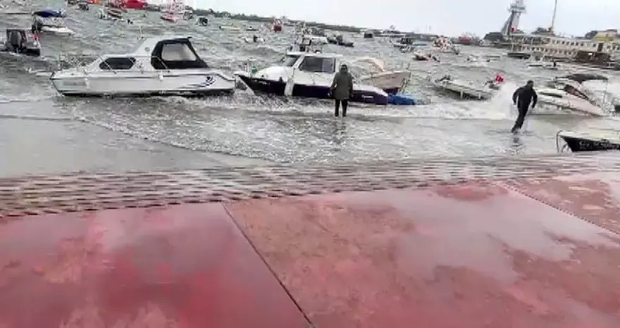 TUZLA'DA TEKNELER SAVRULDU 10