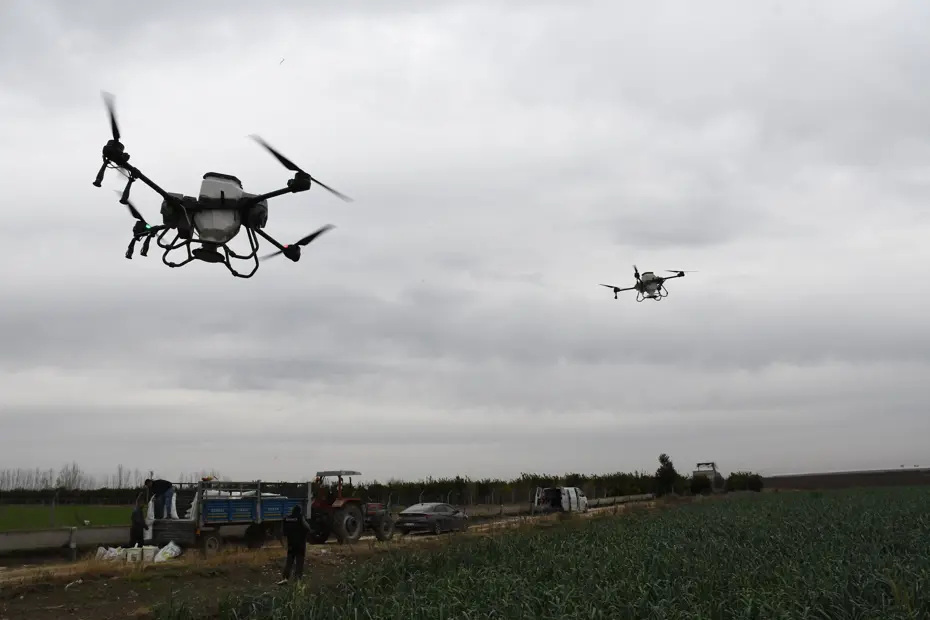Mersin'de ekimler dronla yapılıyor, iş gücünden ve üründen tasarruf sağlanıyor