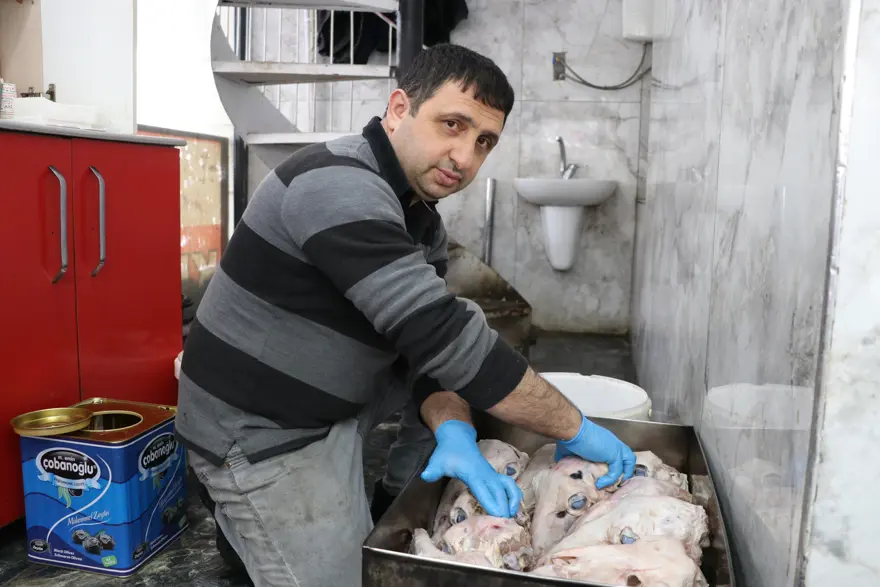 16 saatte pişen enerji ve şifa kaynağı: Görüntüsü ürkütücü, baltayla yarılarak servis ediliyor 1