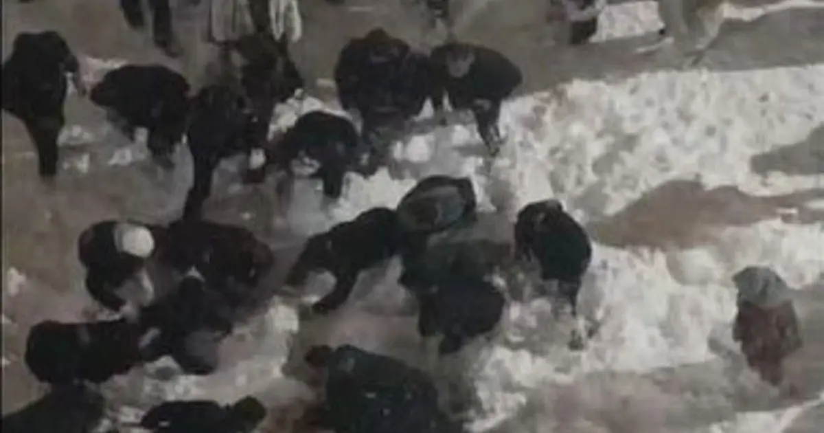 Çatıda biriken kar, öğrenciyi yaraladı