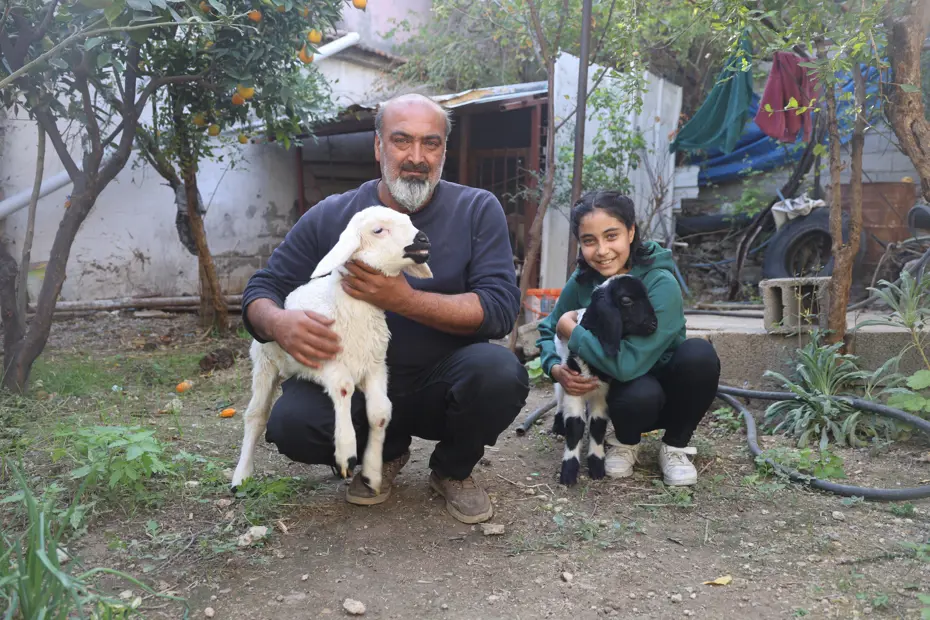 Amca ve yeğen annesi olmayan “Karabaş”ı sahiplendi, yanlarından ayırmıyorlar biberonla besliyorlar