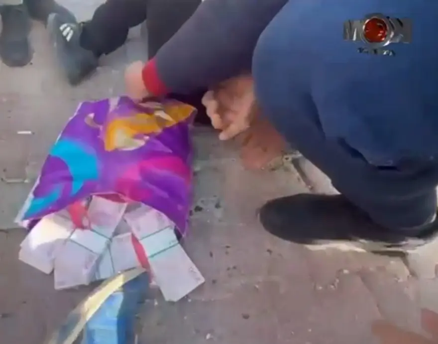 Poşette 2 milyon TL ile polisten kaçmaya çalıştılar. 30 metre gidebildiler 