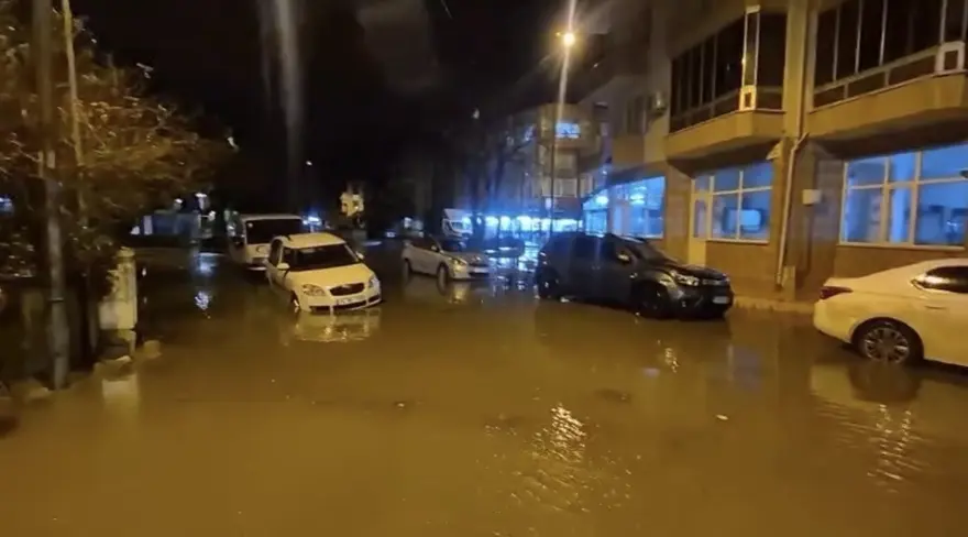 Çanakkale'de sağanak cadde ve sokakları göle çevirdi 