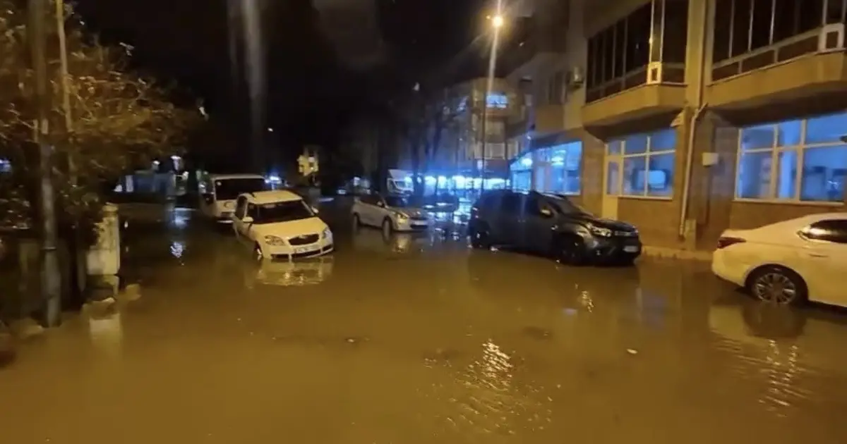 Çanakkale'de sağanak cadde ve sokakları göle çevirdi