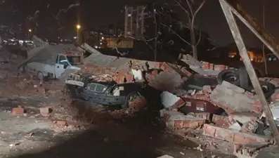 Bursa'da lodos duvarı devirdi, altında kalan 10 araç hurdaya döndü