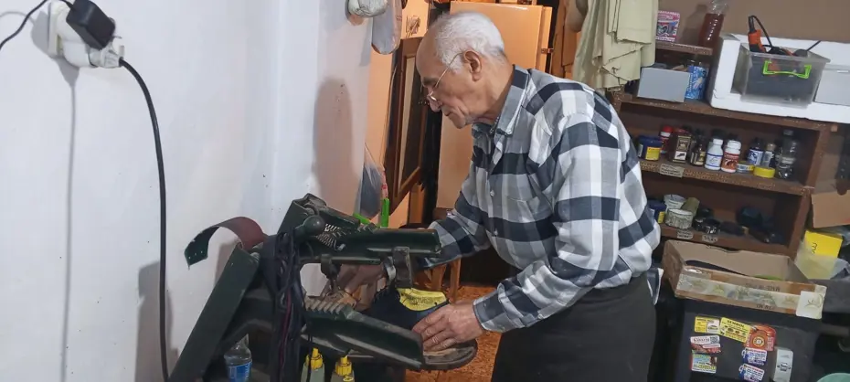 60 yıldır mesleğini sürdürüyor. Fabrikalara ve makinelere karşı direniyor