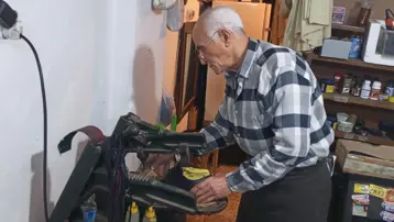 60 yıldır mesleğini sürdürüyor. Fabrikalara ve makinelere karşı direniyor