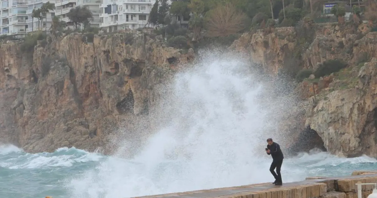 Antalya'da fırtına. Çatılar uçtu, dev dalgalar sahile vurdu