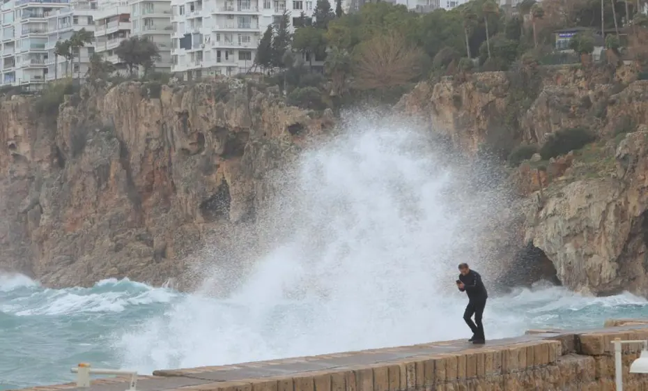 Antalya'da fırtına. Çatılar uçtu, dev dalgalar sahile vurdu