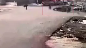 Araba motosiklete, motosiklet yayaya çarptı