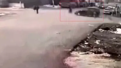 Araba motosiklete, motosiklet yayaya çarptı