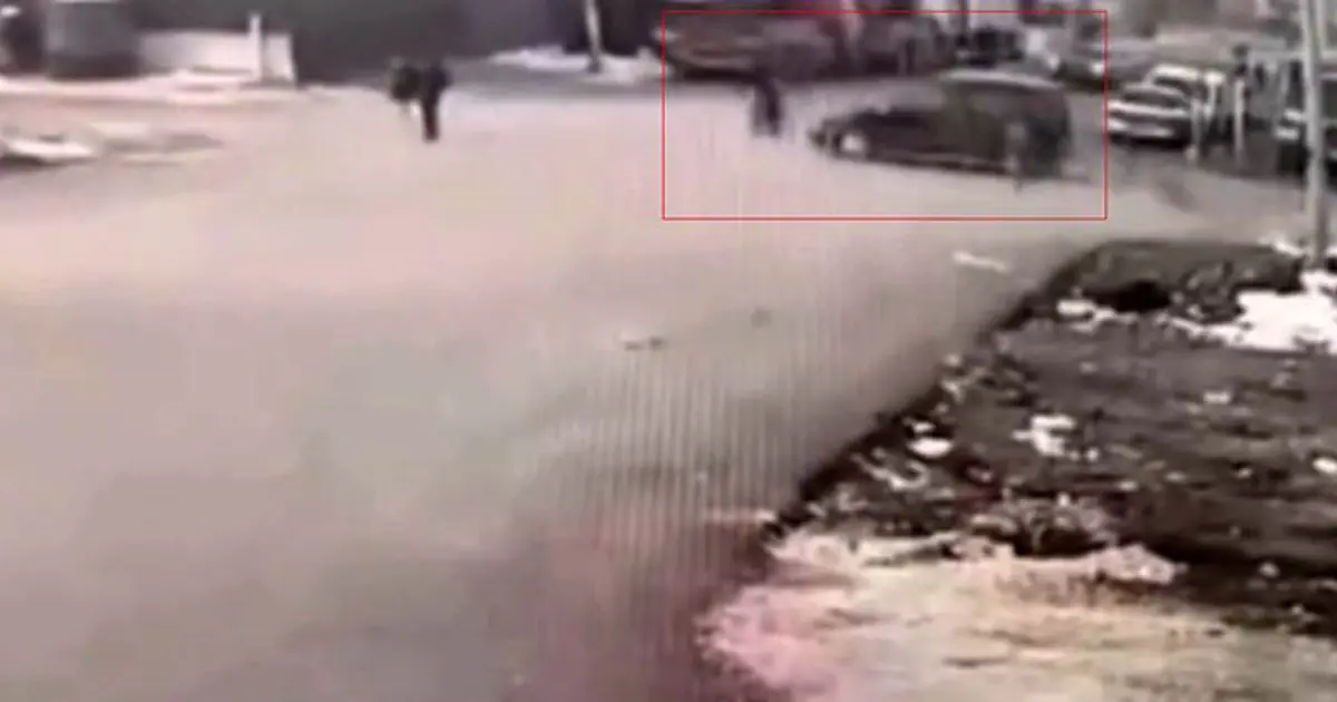 Araba motosiklete, motosiklet yayaya çarptı