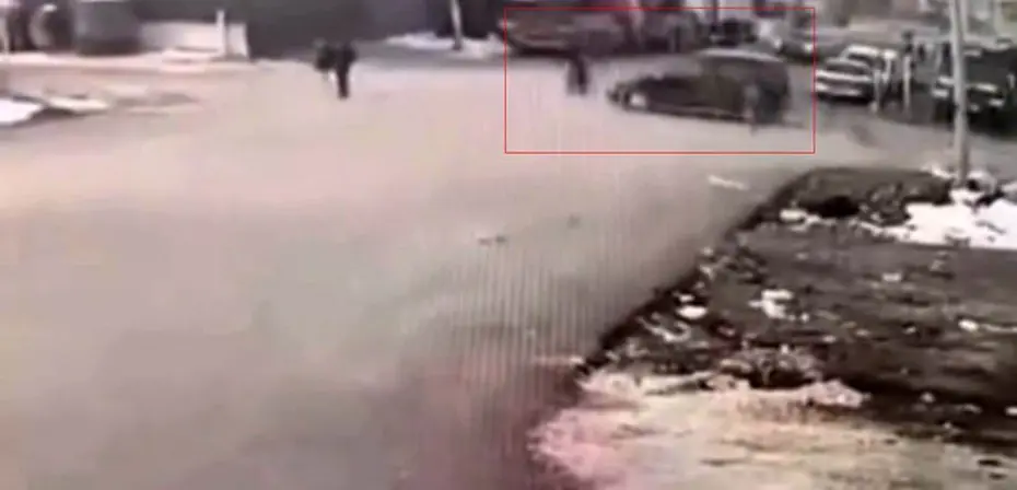 Araba motosiklete, motosiklet yayaya çarptı