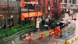 İstanbul'da fırtınada devrilen tabelanın altında kaldı