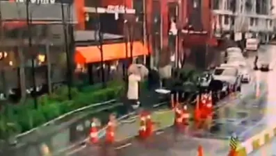 İstanbul'da fırtınada devrilen tabelanın altında kaldı