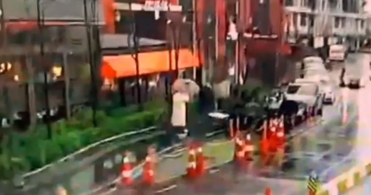 İstanbul'da fırtınada devrilen tabelanın altında kaldı